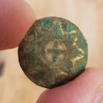 Historischer vergoldeter Knopf mit Kreuz und Strahlenkranz