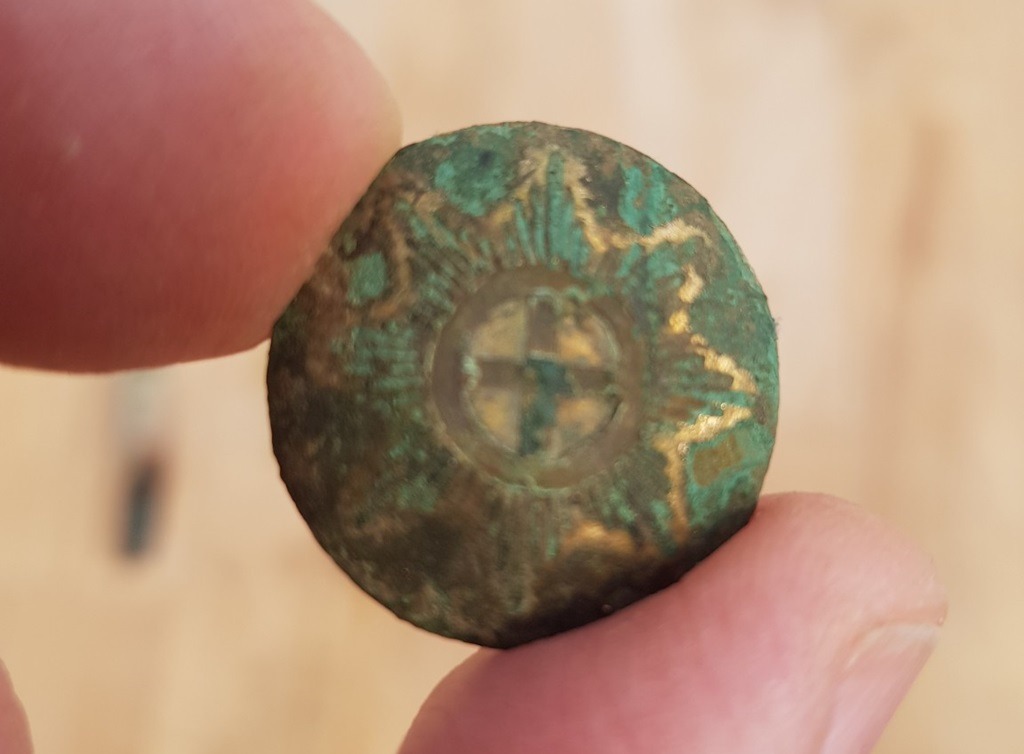 Historischer vergoldeter Knopf mit Kreuz und Strahlenkranz