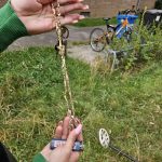 Verlorene Kette mit Metalldetektor