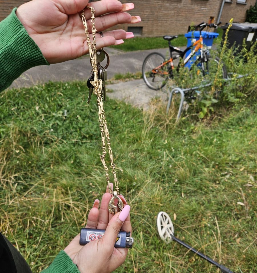 Verlorene Kette mit Metalldetektor