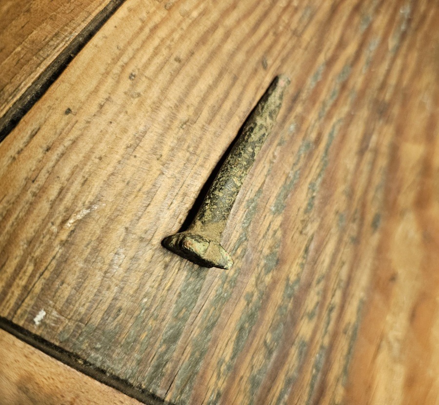 Bronzebeschlag mit Lilienmotiv – Sondelfund