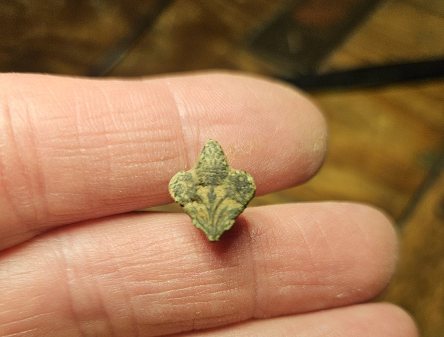 Bronzebeschlag mit Lilienmotiv – Sondelfund