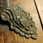 Bronzebeschlag mit Glassteinen