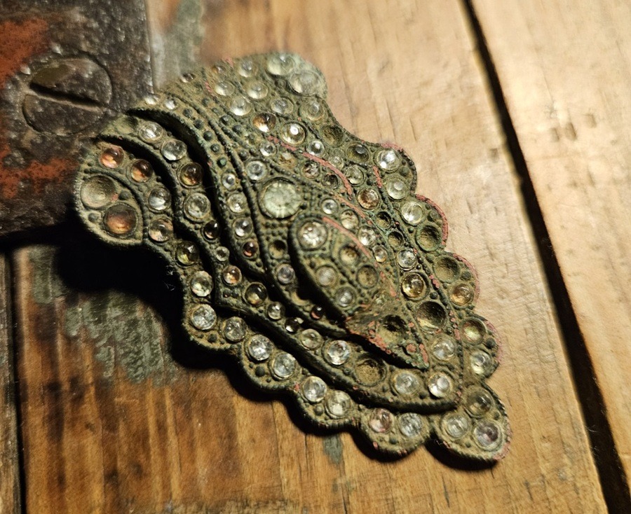 Bronzebeschlag mit Glassteinen