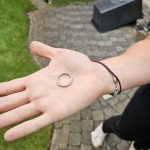 Platinring bei Gartenarbeit verloren und wiedergefunden
