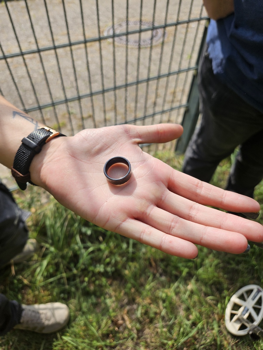 Ehering in Neuss verloren- In Sekunden gefunden!
